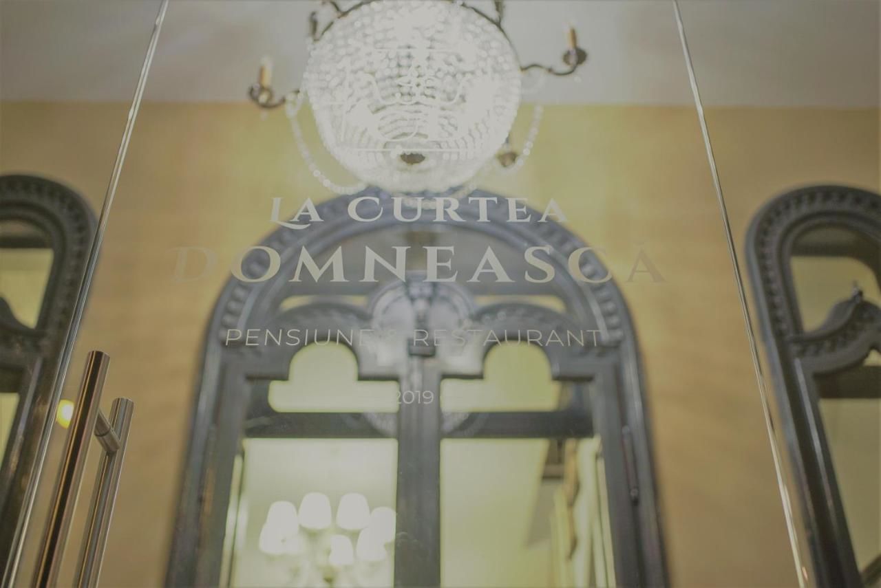 Отель La Curtea Domneasca Пьятра-Нямц-12