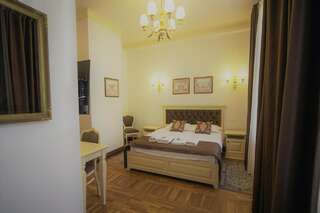 Отель La Curtea Domneasca Пьятра-Нямц Двухместный номер с 1 кроватью и собственной ванной комнатой-7
