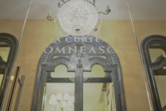 Отель La Curtea Domneasca Пьятра-Нямц-11